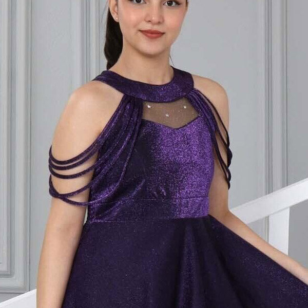 kolsuz, bisiklet yaka ve saten kumaşlı genç kız mezuniyet elbisesi.