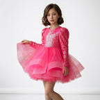 Arkası fiyonk detaylı, beyaz tüllü ve uzun kollu kız çocuk özel gün kıyafeti.