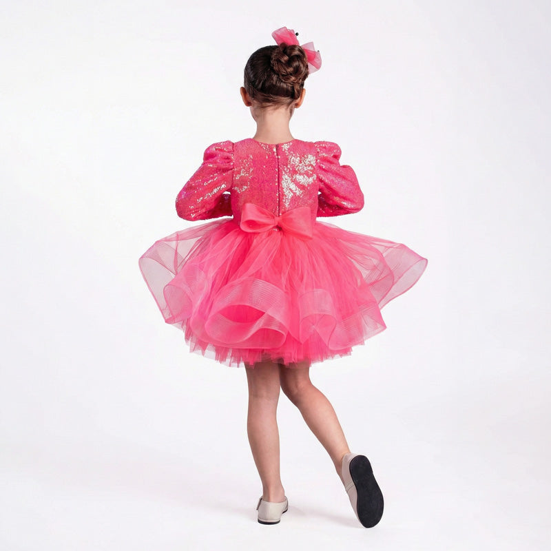 Arkası fiyonk detaylı, beyaz tüllü ve uzun kollu kız çocuk özel gün kıyafeti.