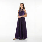 kolsuz, bisiklet yaka ve saten kumaşlı genç kız mezuniyet elbisesi.