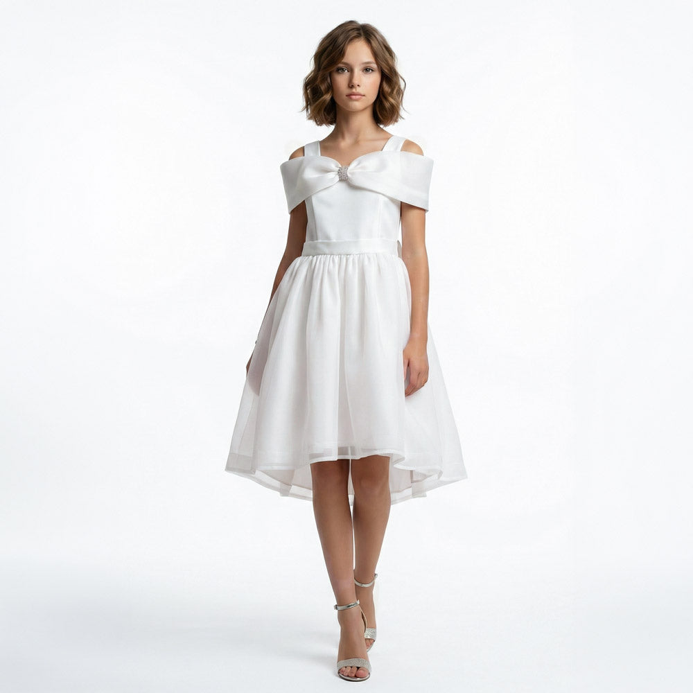 Beyaz saten kumaş üzerine tül etekli, göğsü büyük fiyonk detaylı kız çocuk abiye elbise.