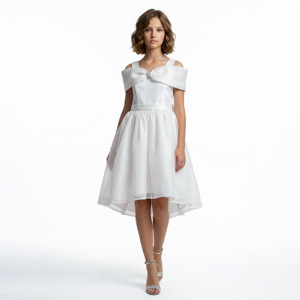 Beyaz saten kumaş üzerine tül etekli, göğsü büyük fiyonk detaylı kız çocuk abiye elbise.