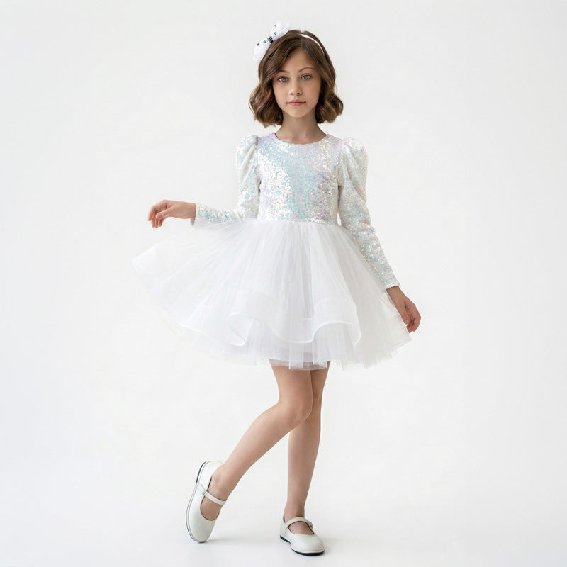 Arkası fiyonk detaylı, beyaz tüllü ve uzun kollu kız çocuk özel gün kıyafeti.