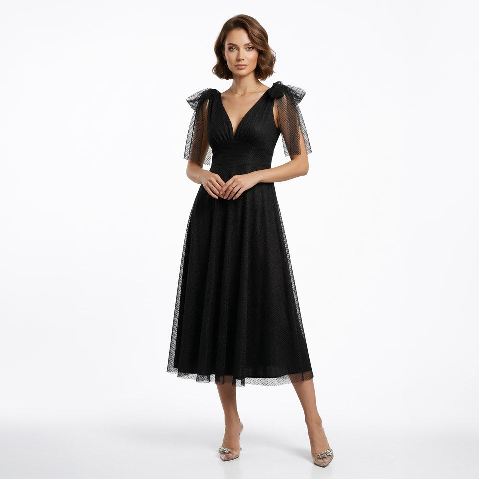 Siyah renkli V yakalı askıları bağlamalı noktalı tül midi kadın abiye elbise