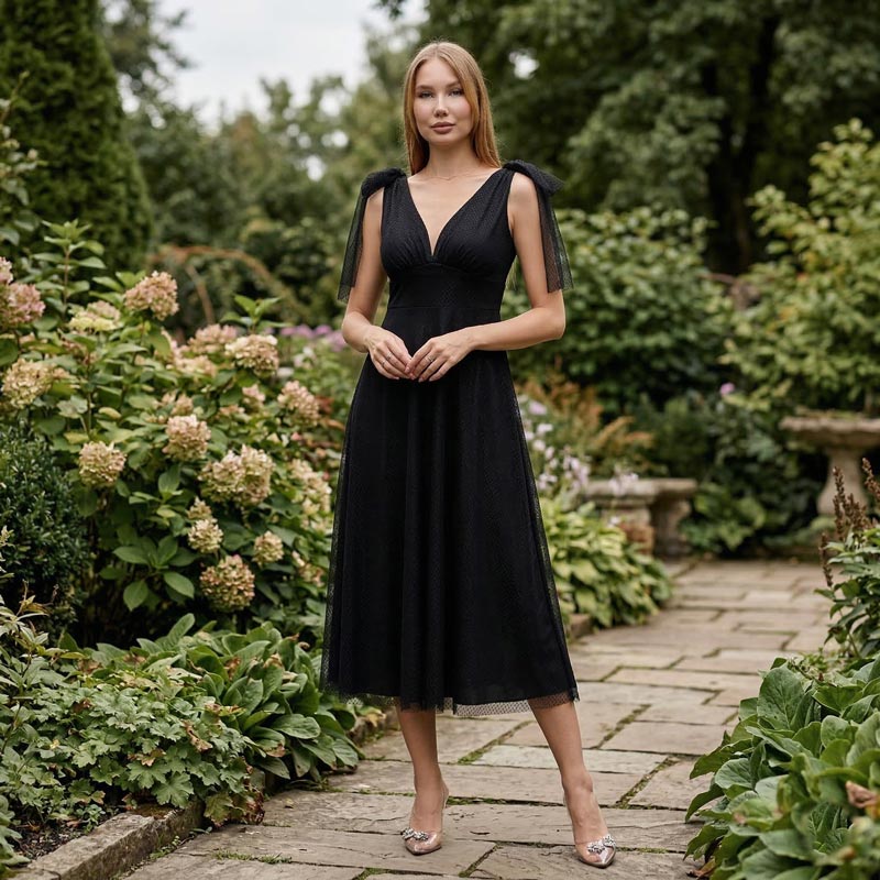 Siyah renkli V yakalı askıları bağlamalı noktalı tül midi kadın abiye elbise