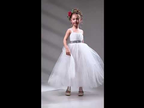 Sırtı gipeli, payet işlemeli ve tül detaylı beyaz saten kız çocuk abiye elbise; düğün, balo ve özel günler için pamuk astarlı çocuk kıyafeti.